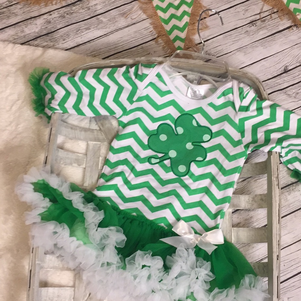 ☘️ St. Patty’s Day Ruffle Onsie ☘️ Baby NEW 12-18 months St Patrick’s Day Frilly - Picture 2 of 8